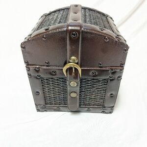 Vtg 80s Hinged Wicker Riveted Wooden Box Sm 8x7x9 Dome Lid Snap Closure READ